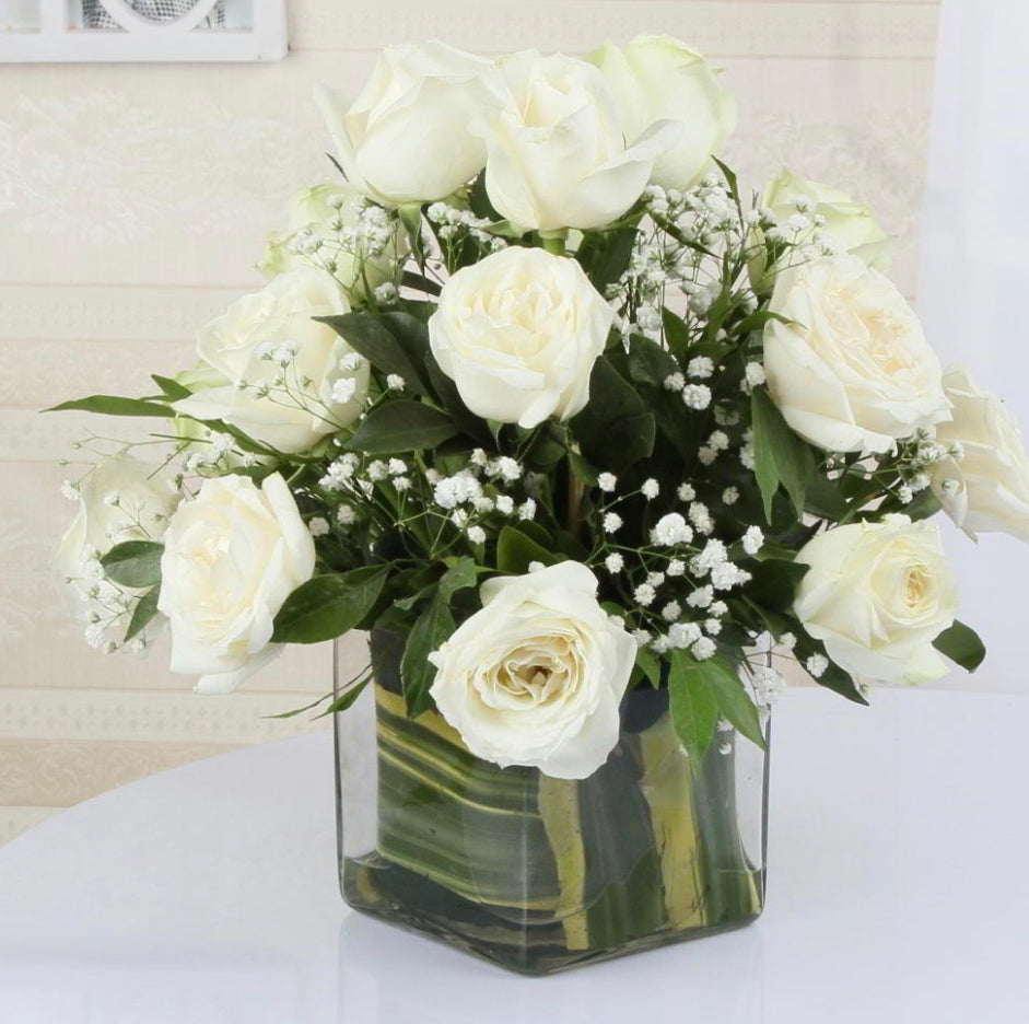 18 White roses in a glass vase