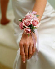 Load image into Gallery viewer, Queen wrist corsage
